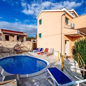 https://holiday-home-zubak.hotelinzadar.com